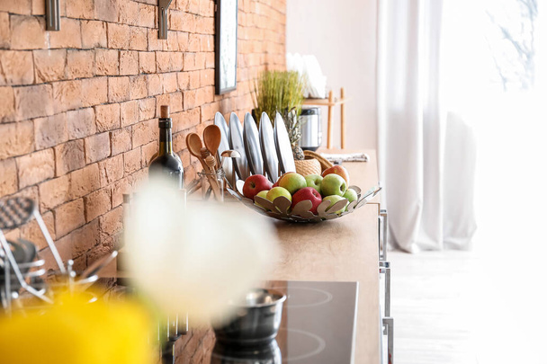 тарелка со свежими яблоками на столе на кухне - Фото, изображение
