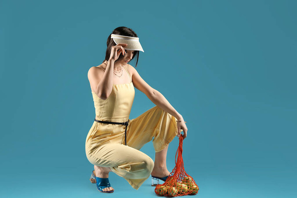 Stilvolle junge Frau mit String Bag auf farbigem Hintergrund - Foto, Bild