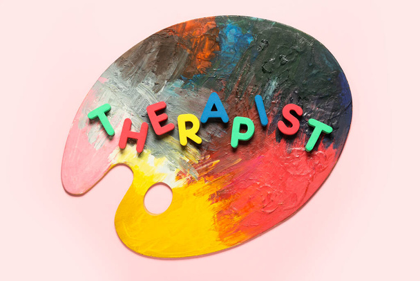 Kelime THERAPIST ve renk arkaplan boya paleti - Fotoğraf, Görsel