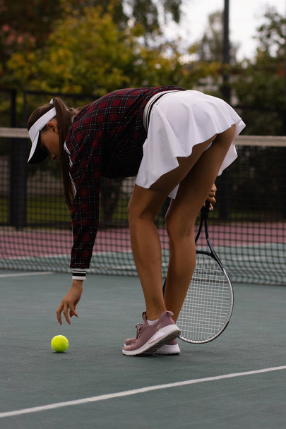 Pełne ciało szczupła kobieta w białym mundurze i rakieta gra w tenisa w słoneczny dzień na korcie - Zdjęcie, obraz