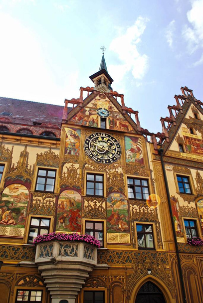 Ulm Germanys majestosa prefeitura velha (alemão; Altes Rathaus) tem um design renascentista precoce, murais coloridos, e é composto por três edifícios, o mais antigo dos quais remonta ao 1370.  - Foto, Imagem