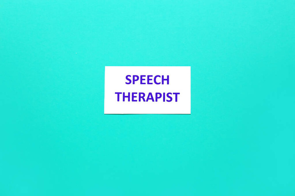 Papír lap szöveges SPEECH THERAPIST színes háttér - Fotó, kép