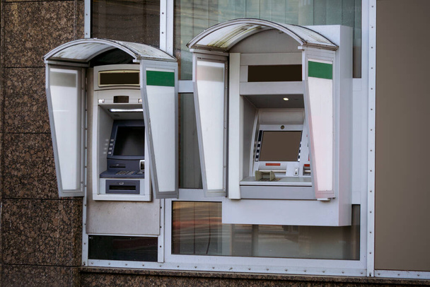 Twee geldautomaten op straat met lopende activiteiten. Blanco scherm voor lay-out - Foto, afbeelding