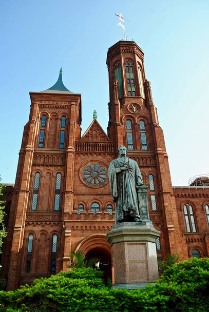 The Smithsonian Building, near the National Mall in Washington, D.C. and monument to Joseph Henry, the American Scientist, which served as the first Secretary of the Smithsonian.. - Фото, изображение