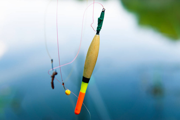 Ganchos flotantes y de pesca con cebo colgando de una línea de pesca - Foto, imagen