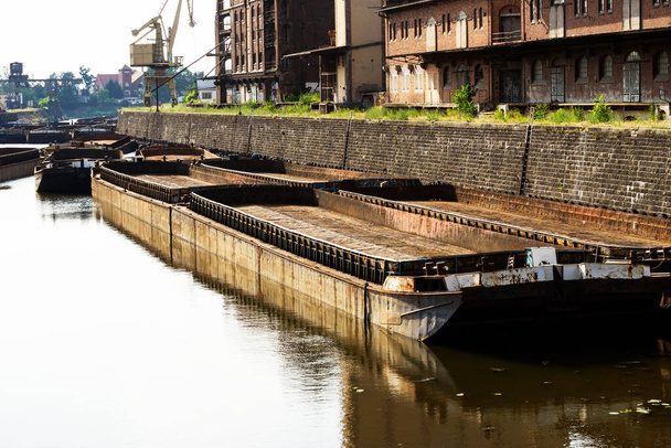 Viejas barcazas amarradas en puerto. transporte de carbón para centrales térmicas. Barcazas esperando para cargar - Foto, Imagen