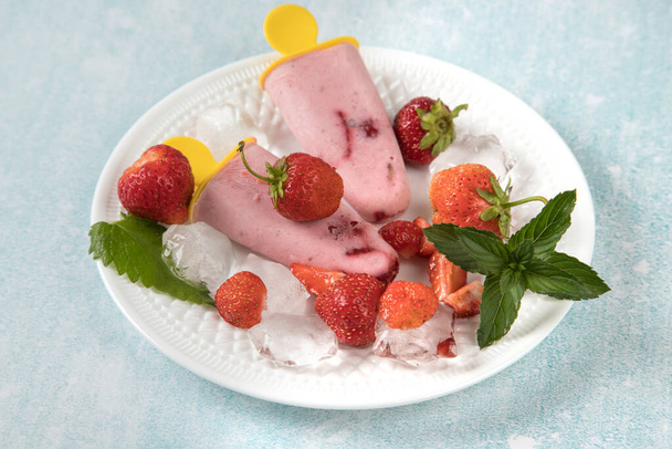 Beyaz tabak ve ev yapımı çilekli dondurma. Sağlıklı yaz tatlıları - Fotoğraf, Görsel