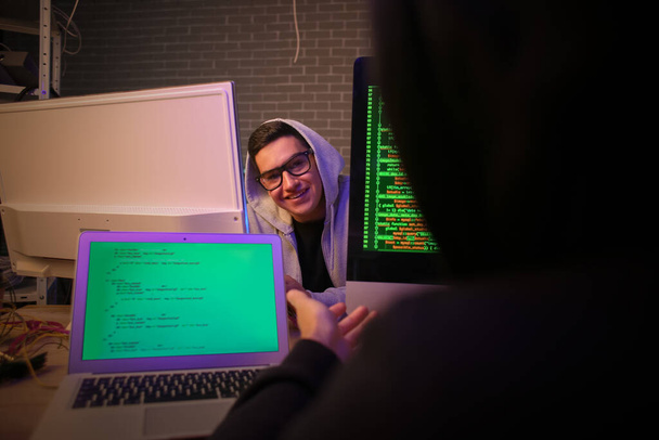 Hackers en cuarto oscuro con computadoras - Foto, imagen