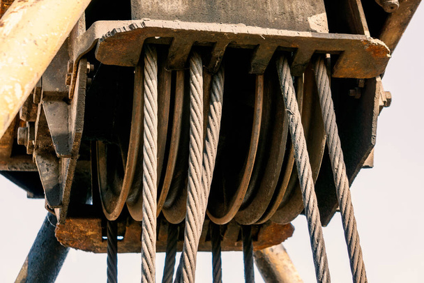 Touwslinger of touw slinger op de trommel van een trommelkraan of rollier van een kraan in de zware industrie. Reparatie kraankabel - Foto, afbeelding