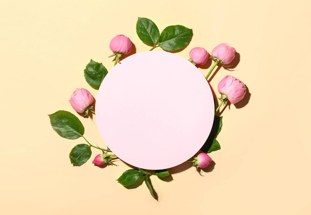 Tarjeta en blanco y hermosas rosas peonias sobre fondo de color - Foto, Imagen