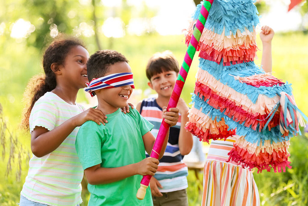 Lindos niños en la fiesta de cumpleaños de piñata - Foto, Imagen
