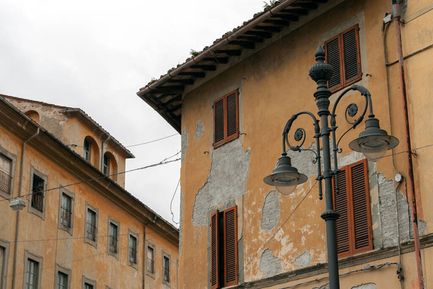 Пьяцца Мираколи в Пизе, Италия, в дождливый день. - Фото, изображение