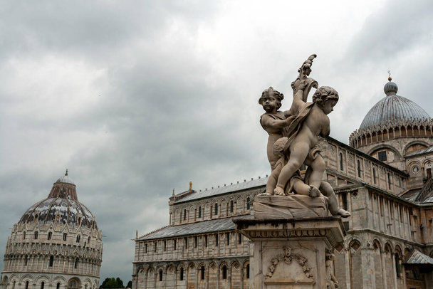 Katedra w Pizie na Piazza dei Miracoli w Pizie we Włoszech w deszczowy dzień. - Zdjęcie, obraz