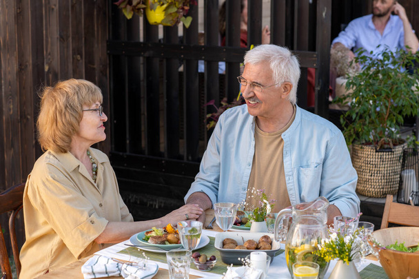 Heureux aînés discutant de leur vie familiale après le dîner le week-end - Photo, image