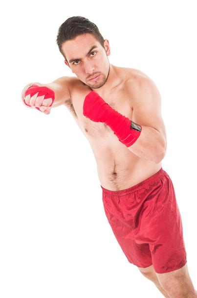 Taistelulajien taistelija yllään punaiset shortsit ja ranneke
 - Valokuva, kuva
