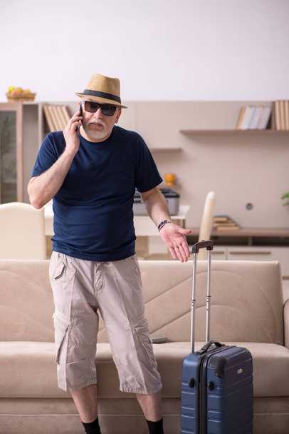 Ο γέρος ετοιμάζεται για το ταξίδι στο σπίτι - Φωτογραφία, εικόνα