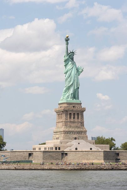 New York, NY - USA - July 30, 2021: Vertical view of the Statue of Liberty, a colossal neoclassical sculpture on Liberty Island in New York Harbor within New York City. - Foto, Imagem