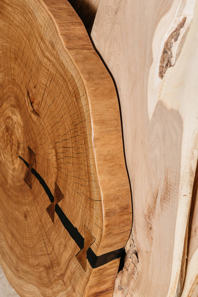 Ekskluzywny ręcznie robiony stół z litego drewna. żywica epoksydowa. Wysokiej jakości zdjęcie - Zdjęcie, obraz