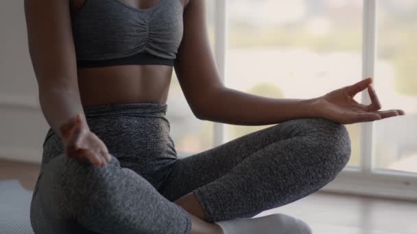 Медитация и здоровый образ жизни. Крупный план черной женщины, сидящей в позе лотоса - Кадры, видео