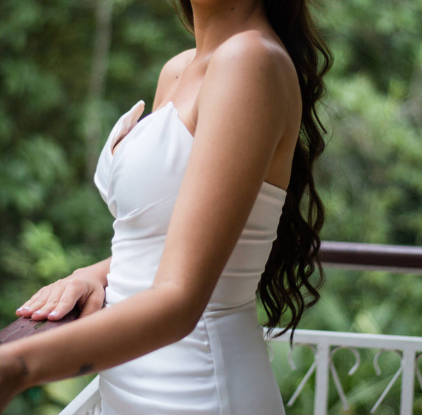nő esküvői ruha hosszú fekete haj - Fotó, kép