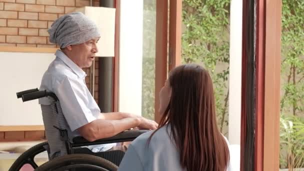 Starší pacienti s rakovinou na invalidních vozících podstupují rehabilitační léčbu v soukromém domě, asijské ženy lékařská léčba tím, že mluví vyléčit osamělost a povzbudit je s úsměvem.  - Záběry, video