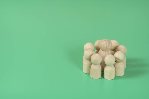Επιχειρηματική ιδέα. Μικρό ξύλινο μοντέλο που κυκλώνει ένα μεγαλύτερο ξύλινο μοντέλο που συμβολίζει την ιεραρχία της ομάδας - Φωτογραφία, εικόνα