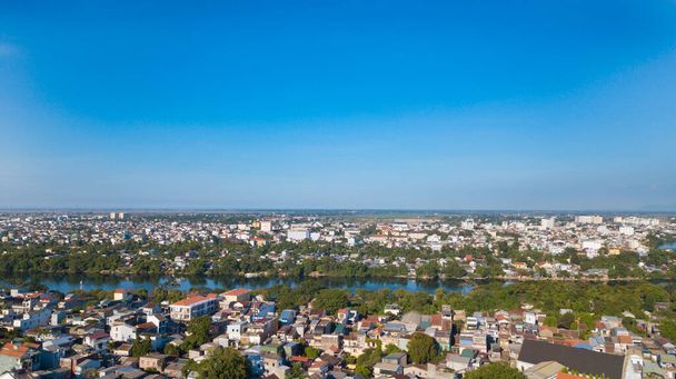 Színes város Vietnamban, ahol sok gyönyörű strand, virágok, mezők a rizs. Ez egy nagy Citadella mellett egy nagy folyó neve Huong folyó és sok nagy pagoda és templom. Hue-nak van egy legnagyobb lagúnája Asean-ban, a neve Tam Giang lagúna. - Fotó, kép