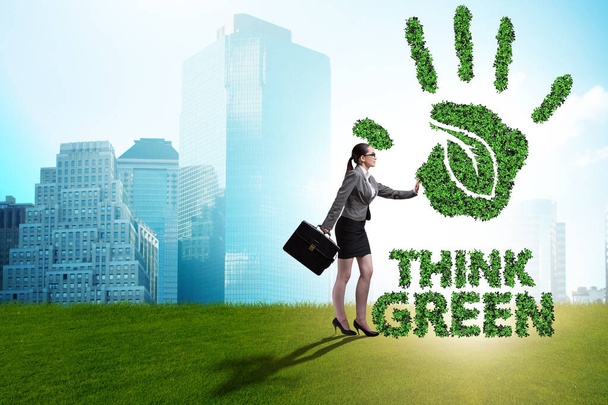 Σκεφτείτε πράσινη οικολογική έννοια με την επιχειρηματία - Φωτογραφία, εικόνα