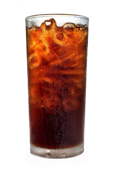 Cola jääpaloilla, Lasipinta täynnä vesipisaroita., Makea ja kylmä tummanruskea juoma eristetty valkoisella pohjalla - Valokuva, kuva
