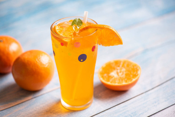 Екзотичні літні напої освіжаючі холодні напої окуляри свіжі фрукти на льоду чай з домашнього коктейлю з апельсином та листом м'яти, барвистий літній напій соковитий апельсин шматочок
 - Фото, зображення