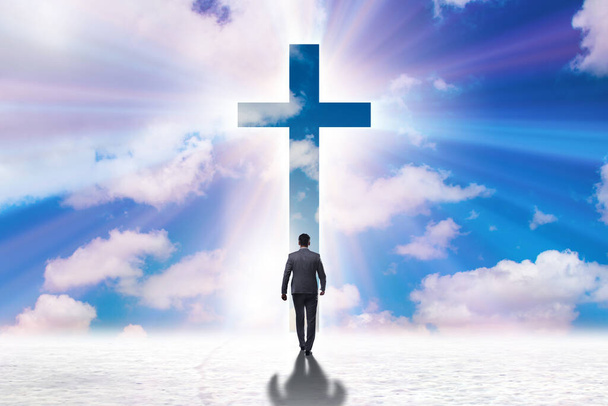 Religiöses Konzept mit Kreuz und einsamem Mann - Foto, Bild