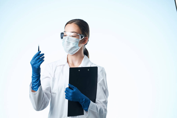 medico donna in camice bianco documenti mascherina medica laboratorio - Foto, immagini