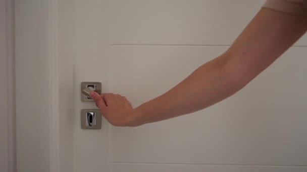 Nő nyitott ajtó vége bejárat a szobába - Felvétel, videó