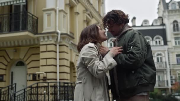 幸せなカップルの都市の背景にキス。通りを走っている男と女. - 映像、動画
