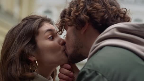 Coppia felice avendo appuntamento romantico in strada. Uomo baciare fidanzata nel centro storico. - Filmati, video