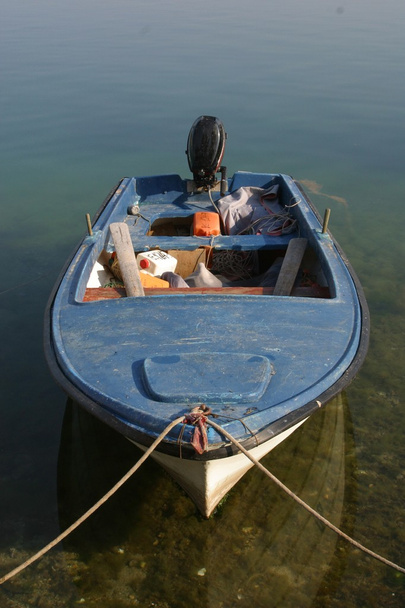 Una marea de bote de remo de madera
 - Foto, imagen