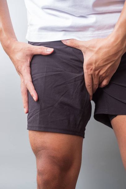 erwachsener Rüde mit Muskelschmerzen beim Laufen. Läufer haben Beinschmerzen aufgrund von Leistenproblemen, Liotibialband-Syndrom (ITBS) oder Prostatakrebs. Sportverletzungen und medizinisches Konzept - Foto, Bild