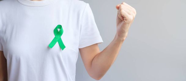 πράσινη κορδέλα για το ήπαρ, χοληδόχους κύστεις, χοληδόχου πόρου, τραχήλου της μήτρας, καρκίνου των νεφρών και λεμφώματος μήνα ευαισθητοποίησης. Υγεία και Παγκόσμια Ημέρα κατά του Καρκίνου - Φωτογραφία, εικόνα