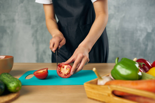 dona de casa na cozinha cortando legumes dieta de salada - Foto, Imagem
