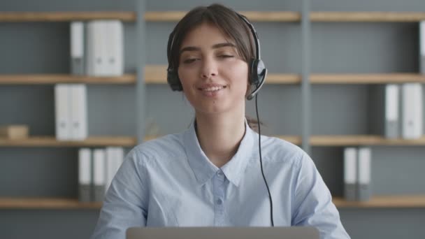 Video chat van klantenservice. Webcam pov portret van hulplijn operator in headset vriendelijk praten met klant - Video