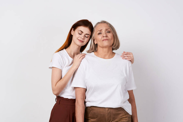 Enkelin und Großmutter stehen neben Familienliebe Studio - Foto, Bild