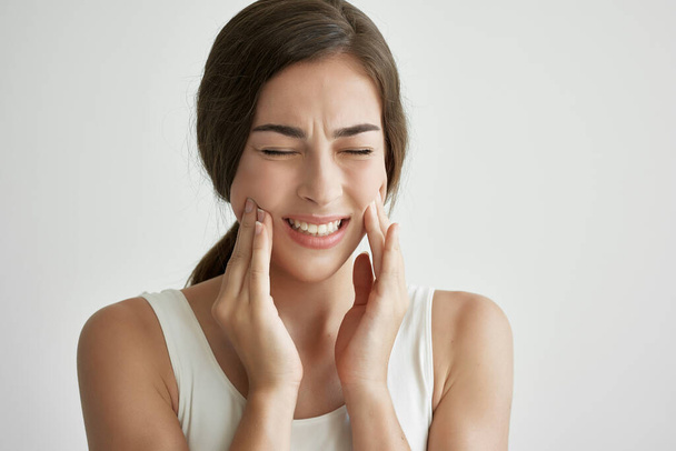 Nainen valkoinen t-paita tilalla kasvot hammassärky tyytymättömyys lähikuva - Valokuva, kuva
