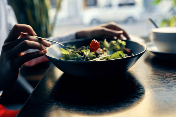 um prato de salada em um restaurante close-up estilo de vida almoço - Foto, Imagem