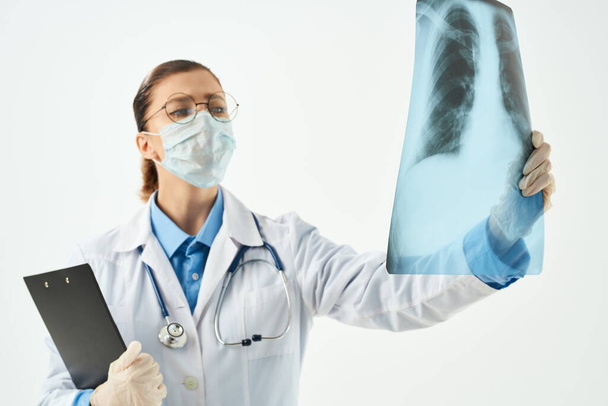 medico donna maschera medica camice bianco lavoro ospedale professionale - Foto, immagini