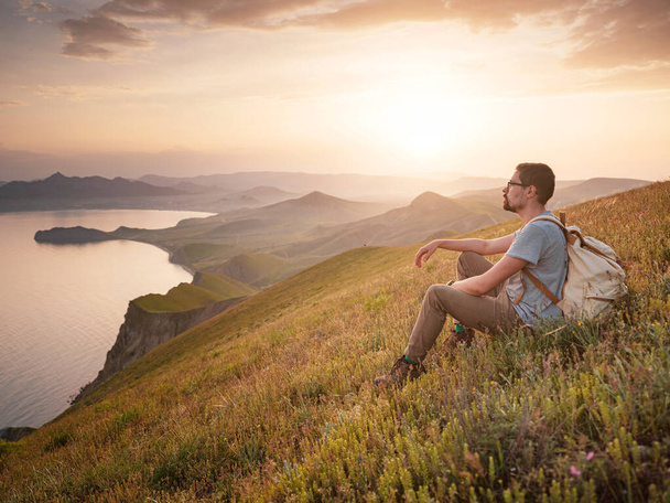 Mladý muž cestuje sám na pozadí hor - Fotografie, Obrázek