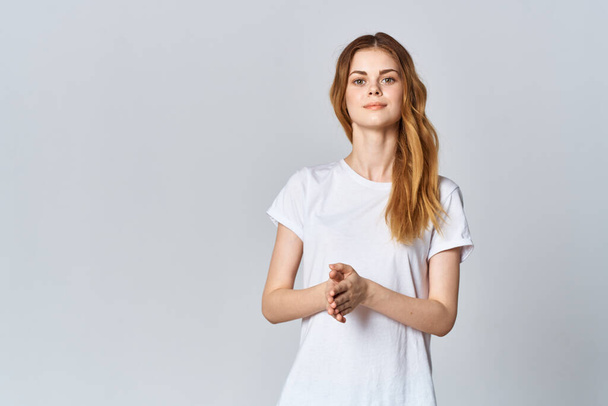 vrouw in wit t-shirt poseren jeans ontwerp casual kleding reclame - Foto, afbeelding