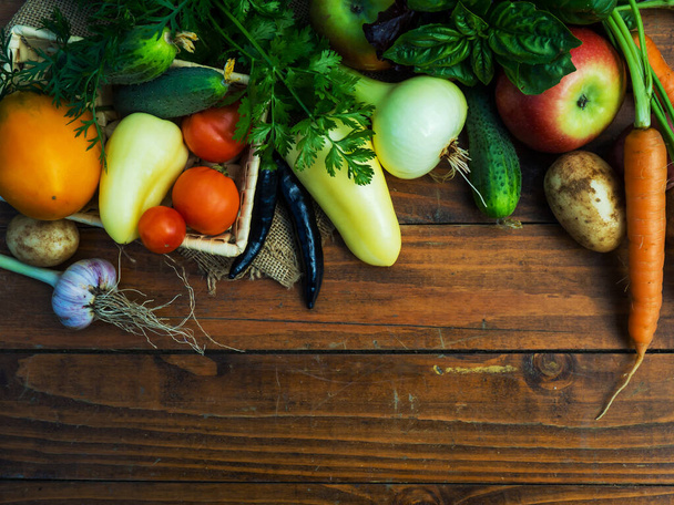 木のテーブルの上の野菜。農場のプランテーションからのバイオ健康食品、ハーブや野菜. - 写真・画像
