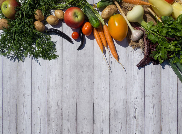 Verduras sobre una mesa de madera. Bio Alimentos saludables, hierbas y verduras de las plantaciones agrícolas. - Foto, imagen