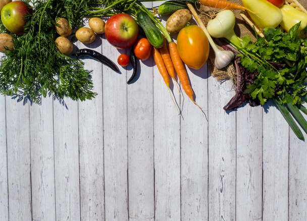 Λαχανικά σε ξύλινο τραπέζι. Bio Υγιεινά τρόφιμα, βότανα και λαχανικά από γεωργικές φυτείες. - Φωτογραφία, εικόνα