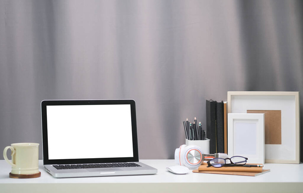 Spazio di lavoro moderno con computer con schermo bianco e attrezzature sul tavolo bianco.Schermo vuoto per le tue informazioni. - Foto, immagini